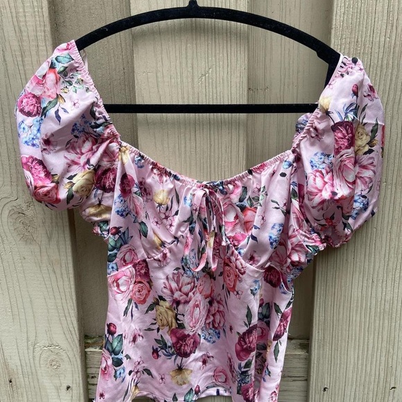 Simple and dainty crop top - Picture 3 of 3